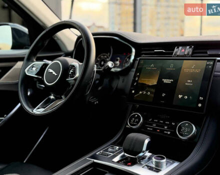 Синий Ягуар Ф-Пейс, объемом двигателя 2 л и пробегом 5 тыс. км за 43000 $, фото 4 на Automoto.ua