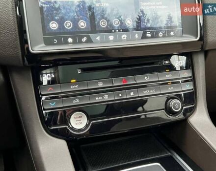 Зеленый Ягуар Ф-Пейс, объемом двигателя 2 л и пробегом 115 тыс. км за 22990 $, фото 27 на Automoto.ua