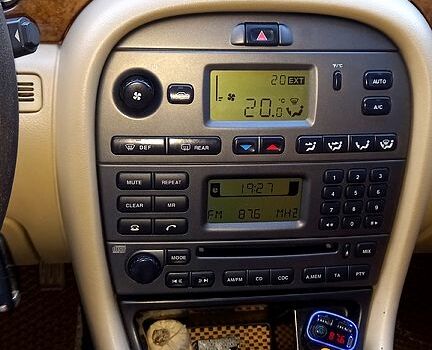Серый Ягуар Х-Тайп, объемом двигателя 2 л и пробегом 245 тыс. км за 5555 $, фото 11 на Automoto.ua
