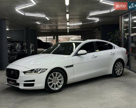 Белый Ягуар XE, объемом двигателя 2 л и пробегом 51 тыс. км за 15500 $, фото 7 на Automoto.ua