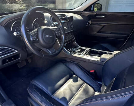 Белый Ягуар XE, объемом двигателя 2 л и пробегом 115 тыс. км за 14500 $, фото 5 на Automoto.ua