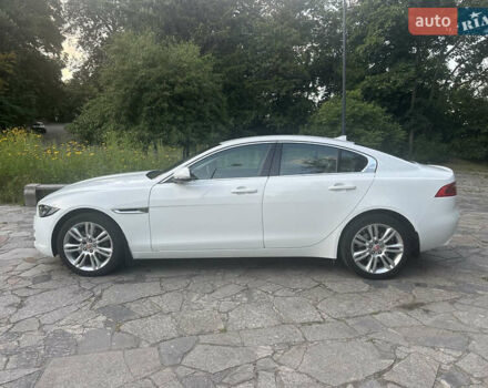 Белый Ягуар XE, объемом двигателя 2 л и пробегом 130 тыс. км за 18500 $, фото 1 на Automoto.ua