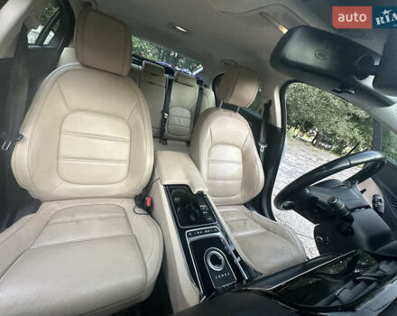 Белый Ягуар XE, объемом двигателя 2 л и пробегом 130 тыс. км за 18500 $, фото 9 на Automoto.ua