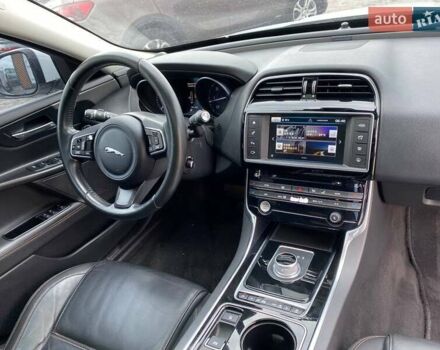 Белый Ягуар XE, объемом двигателя 2 л и пробегом 145 тыс. км за 13400 $, фото 8 на Automoto.ua