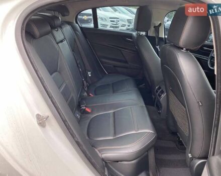 Белый Ягуар XE, объемом двигателя 2 л и пробегом 145 тыс. км за 13400 $, фото 19 на Automoto.ua