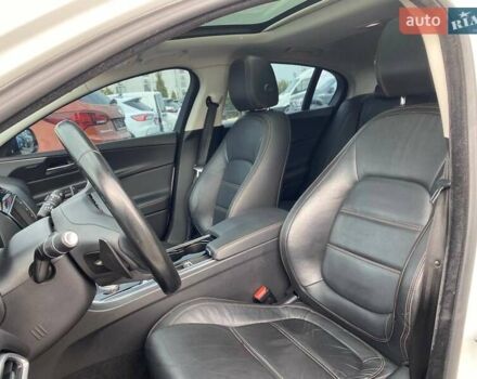 Белый Ягуар XE, объемом двигателя 2 л и пробегом 145 тыс. км за 13400 $, фото 16 на Automoto.ua
