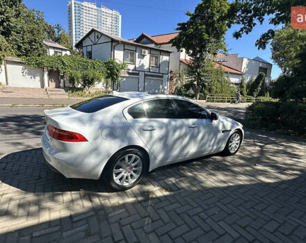 Белый Ягуар XE, объемом двигателя 2 л и пробегом 115 тыс. км за 14500 $, фото 2 на Automoto.ua