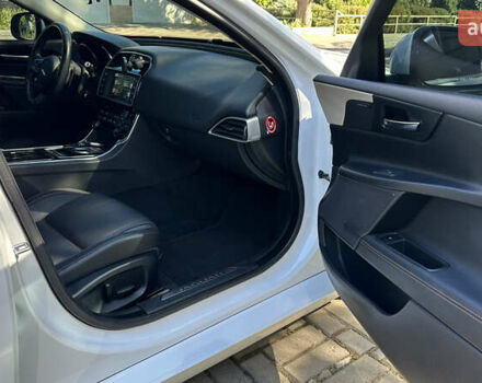 Белый Ягуар XE, объемом двигателя 2 л и пробегом 115 тыс. км за 14500 $, фото 20 на Automoto.ua