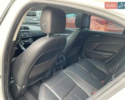 Белый Ягуар XE, объемом двигателя 2 л и пробегом 145 тыс. км за 13400 $, фото 18 на Automoto.ua