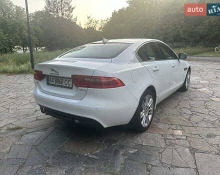 Белый Ягуар XE, объемом двигателя 2 л и пробегом 130 тыс. км за 18500 $, фото 5 на Automoto.ua