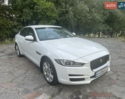 Белый Ягуар XE, объемом двигателя 2 л и пробегом 130 тыс. км за 18500 $, фото 2 на Automoto.ua