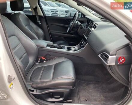 Белый Ягуар XE, объемом двигателя 2 л и пробегом 145 тыс. км за 13400 $, фото 21 на Automoto.ua