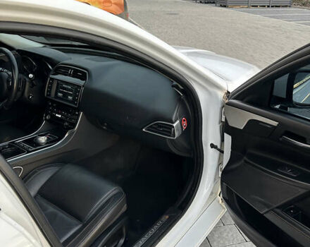 Белый Ягуар XE, объемом двигателя 2 л и пробегом 150 тыс. км за 13500 $, фото 14 на Automoto.ua