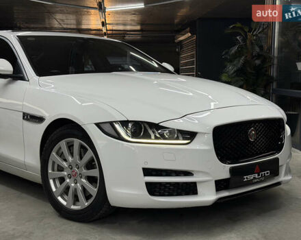 Белый Ягуар XE, объемом двигателя 2 л и пробегом 51 тыс. км за 15500 $, фото 3 на Automoto.ua