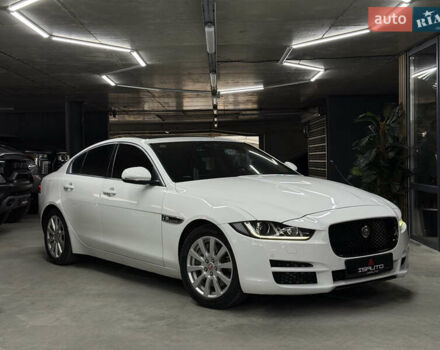 Белый Ягуар XE, объемом двигателя 2 л и пробегом 51 тыс. км за 15500 $, фото 1 на Automoto.ua