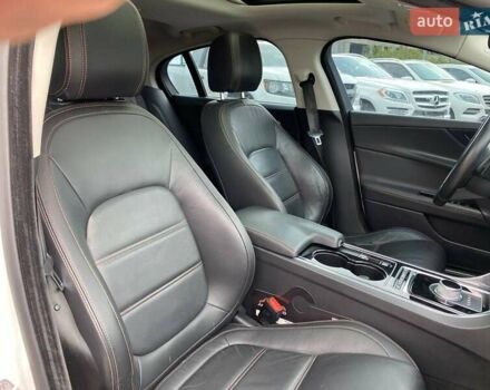 Белый Ягуар XE, объемом двигателя 2 л и пробегом 145 тыс. км за 13400 $, фото 22 на Automoto.ua