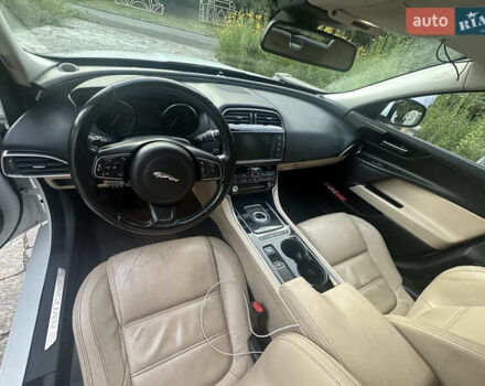 Белый Ягуар XE, объемом двигателя 2 л и пробегом 130 тыс. км за 18500 $, фото 10 на Automoto.ua