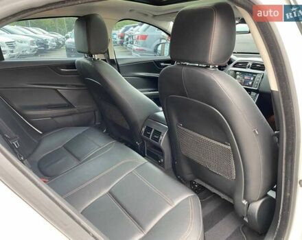 Белый Ягуар XE, объемом двигателя 2 л и пробегом 145 тыс. км за 13400 $, фото 20 на Automoto.ua