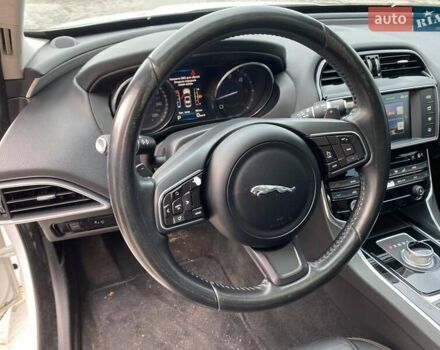 Белый Ягуар XE, объемом двигателя 2 л и пробегом 145 тыс. км за 13400 $, фото 11 на Automoto.ua
