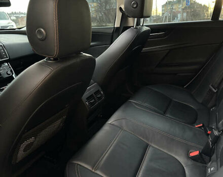 Белый Ягуар XE, объемом двигателя 2 л и пробегом 150 тыс. км за 13500 $, фото 12 на Automoto.ua