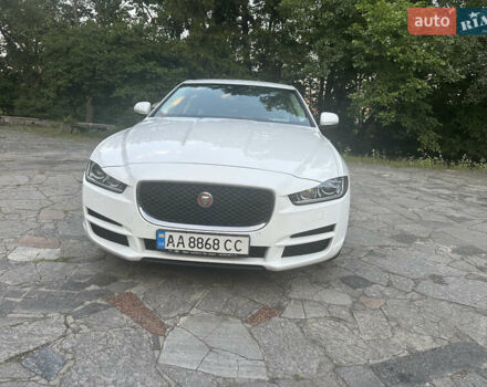 Белый Ягуар XE, объемом двигателя 2 л и пробегом 130 тыс. км за 18500 $, фото 3 на Automoto.ua