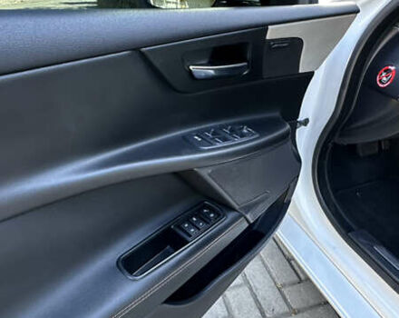 Белый Ягуар XE, объемом двигателя 2 л и пробегом 115 тыс. км за 14500 $, фото 6 на Automoto.ua