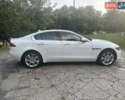 Белый Ягуар XE, объемом двигателя 2 л и пробегом 130 тыс. км за 18500 $, фото 4 на Automoto.ua