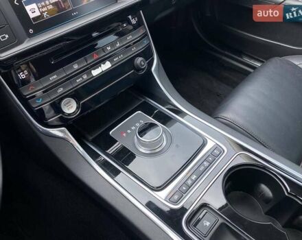 Белый Ягуар XE, объемом двигателя 2 л и пробегом 145 тыс. км за 13400 $, фото 14 на Automoto.ua