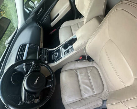 Белый Ягуар XE, объемом двигателя 2 л и пробегом 130 тыс. км за 18500 $, фото 8 на Automoto.ua