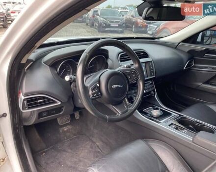 Белый Ягуар XE, объемом двигателя 2 л и пробегом 145 тыс. км за 13400 $, фото 9 на Automoto.ua