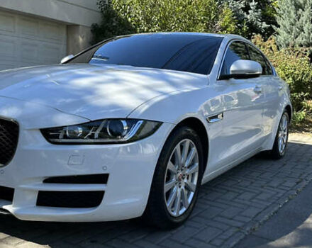 Белый Ягуар XE, объемом двигателя 2 л и пробегом 115 тыс. км за 14500 $, фото 1 на Automoto.ua