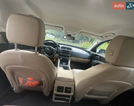 Белый Ягуар XE, объемом двигателя 2 л и пробегом 130 тыс. км за 18500 $, фото 6 на Automoto.ua