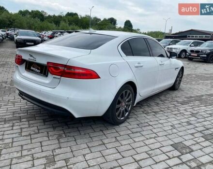 Белый Ягуар XE, объемом двигателя 2 л и пробегом 145 тыс. км за 13400 $, фото 5 на Automoto.ua