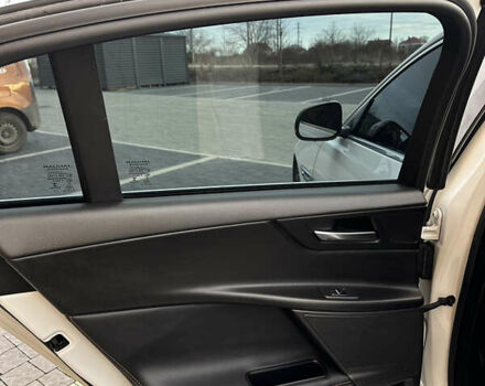 Белый Ягуар XE, объемом двигателя 2 л и пробегом 150 тыс. км за 13500 $, фото 13 на Automoto.ua