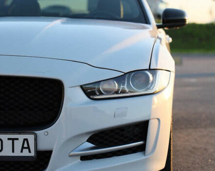 Белый Ягуар XE, объемом двигателя 2 л и пробегом 136 тыс. км за 19000 $, фото 7 на Automoto.ua