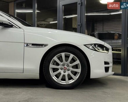 Белый Ягуар XE, объемом двигателя 2 л и пробегом 51 тыс. км за 15500 $, фото 4 на Automoto.ua