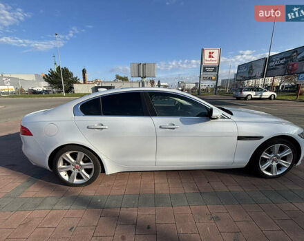 Белый Ягуар XE, объемом двигателя 2 л и пробегом 135 тыс. км за 16000 $, фото 6 на Automoto.ua