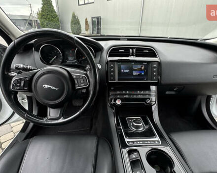 Белый Ягуар XE, объемом двигателя 2 л и пробегом 137 тыс. км за 16950 $, фото 63 на Automoto.ua