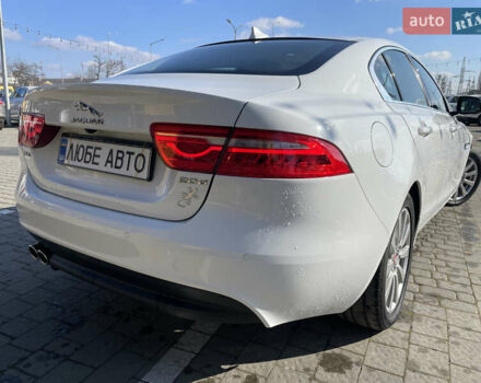 Белый Ягуар XE, объемом двигателя 2 л и пробегом 120 тыс. км за 13400 $, фото 2 на Automoto.ua
