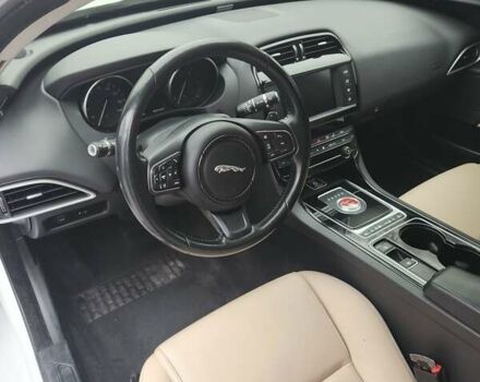 Белый Ягуар XE, объемом двигателя 2 л и пробегом 158 тыс. км за 15800 $, фото 7 на Automoto.ua