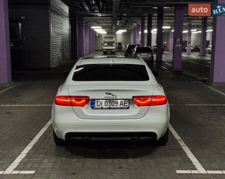 Белый Ягуар XE, объемом двигателя 2 л и пробегом 57 тыс. км за 14500 $, фото 2 на Automoto.ua