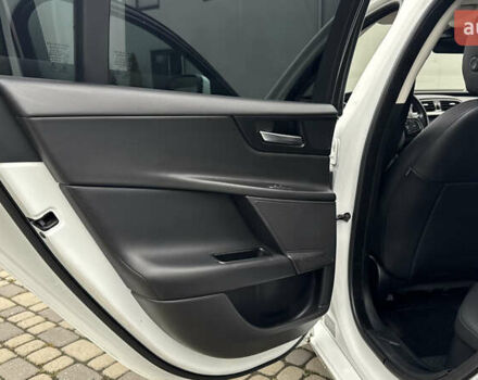 Белый Ягуар XE, объемом двигателя 2 л и пробегом 137 тыс. км за 16950 $, фото 33 на Automoto.ua