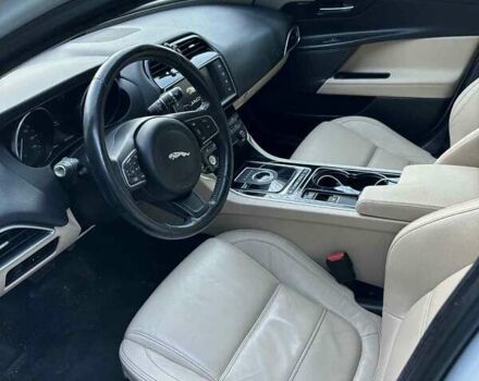 Белый Ягуар XE, объемом двигателя 2 л и пробегом 136 тыс. км за 15450 $, фото 7 на Automoto.ua