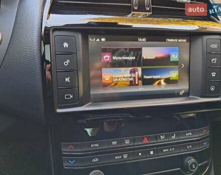 Белый Ягуар XE, объемом двигателя 2 л и пробегом 68 тыс. км за 16700 $, фото 3 на Automoto.ua