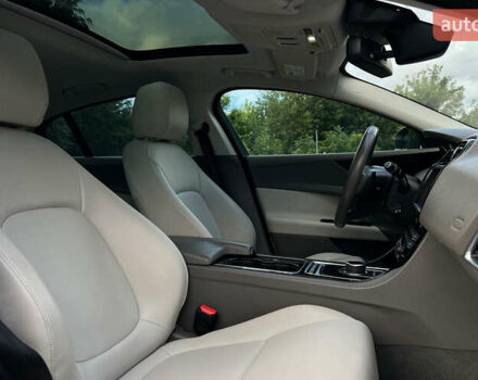 Белый Ягуар XE, объемом двигателя 2 л и пробегом 82 тыс. км за 14300 $, фото 8 на Automoto.ua