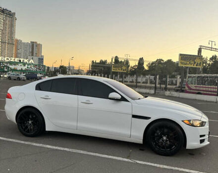 Белый Ягуар XE, объемом двигателя 2 л и пробегом 100 тыс. км за 15500 $, фото 1 на Automoto.ua