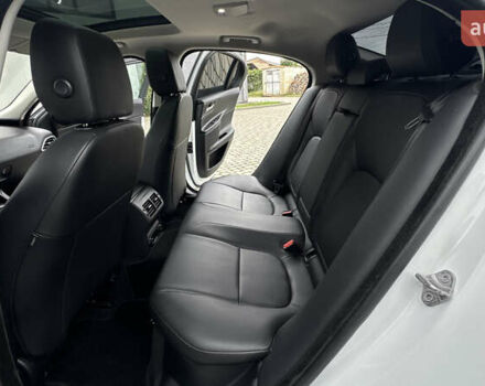 Белый Ягуар XE, объемом двигателя 2 л и пробегом 137 тыс. км за 16950 $, фото 34 на Automoto.ua