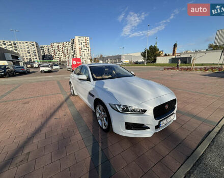 Белый Ягуар XE, объемом двигателя 2 л и пробегом 135 тыс. км за 16000 $, фото 7 на Automoto.ua