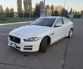 Белый Ягуар XE, объемом двигателя 2 л и пробегом 84 тыс. км за 13500 $, фото 1 на Automoto.ua