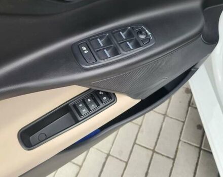 Белый Ягуар XE, объемом двигателя 2 л и пробегом 158 тыс. км за 15800 $, фото 5 на Automoto.ua